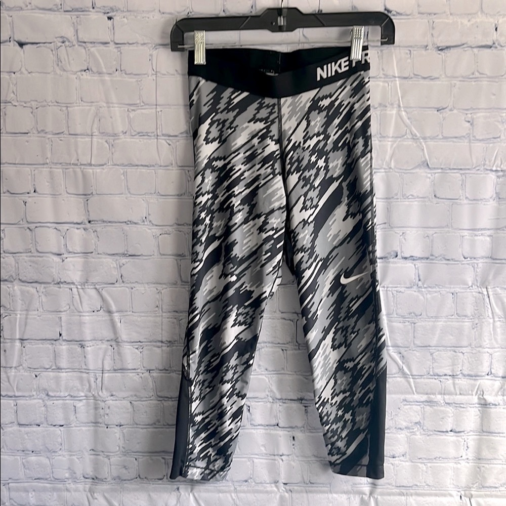 Nike Pro‎ Dri-fit Black and Gray Patterned Capri Leggings Woman’s Size Small
